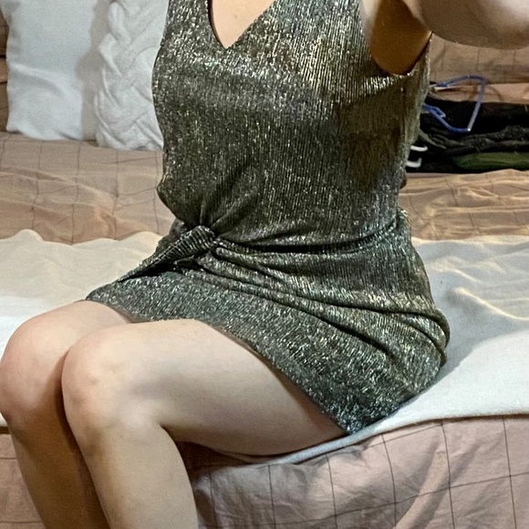 Golden dress - Picture 4 of 4